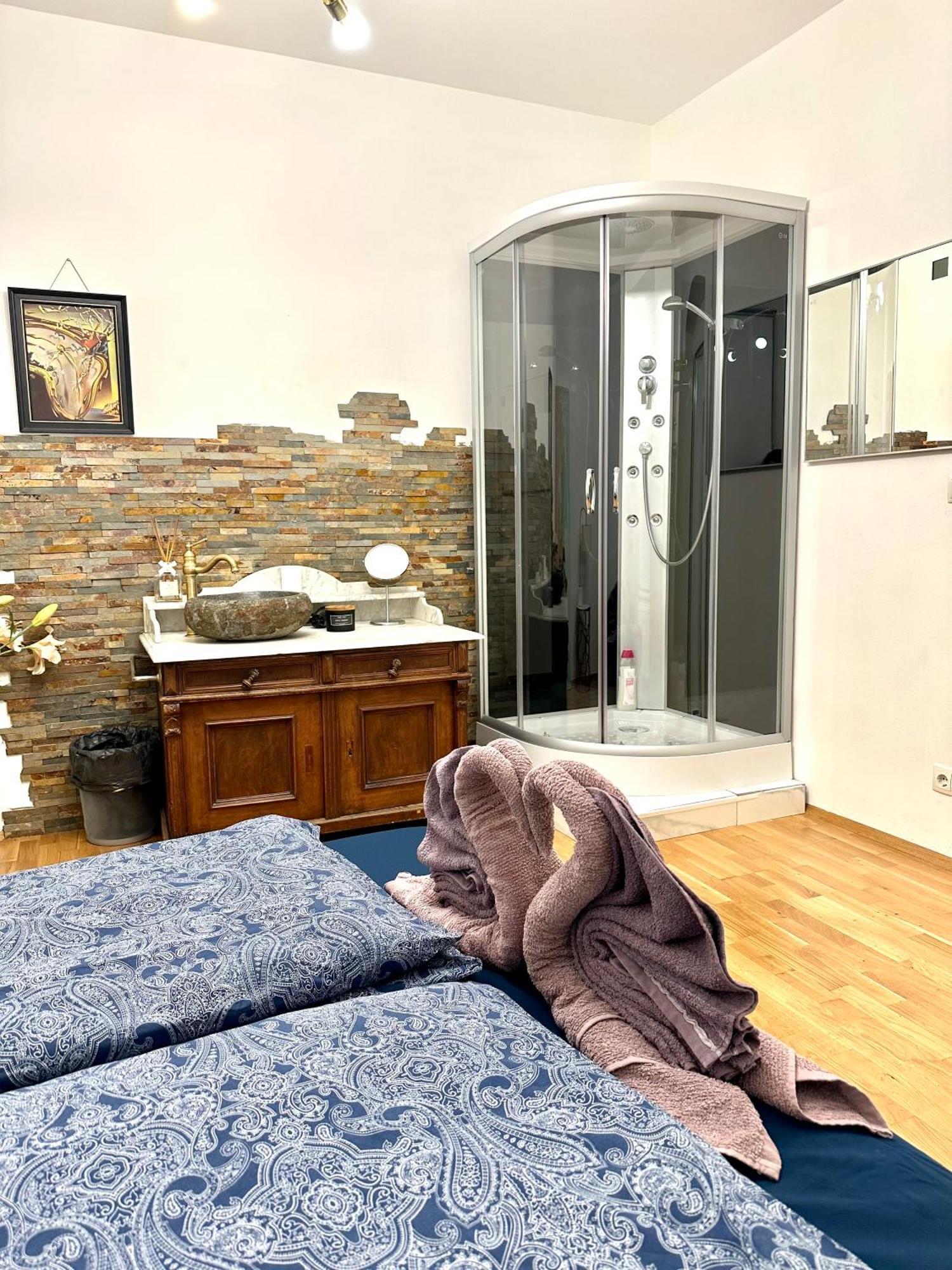 Center Apartment *